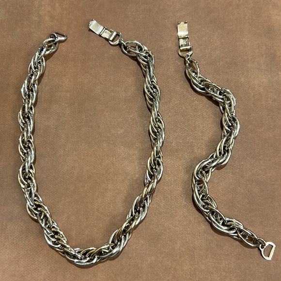 Vintage Trifari Set. Made in France. Necklace & Matching Bracelet - Picture 3 of 17